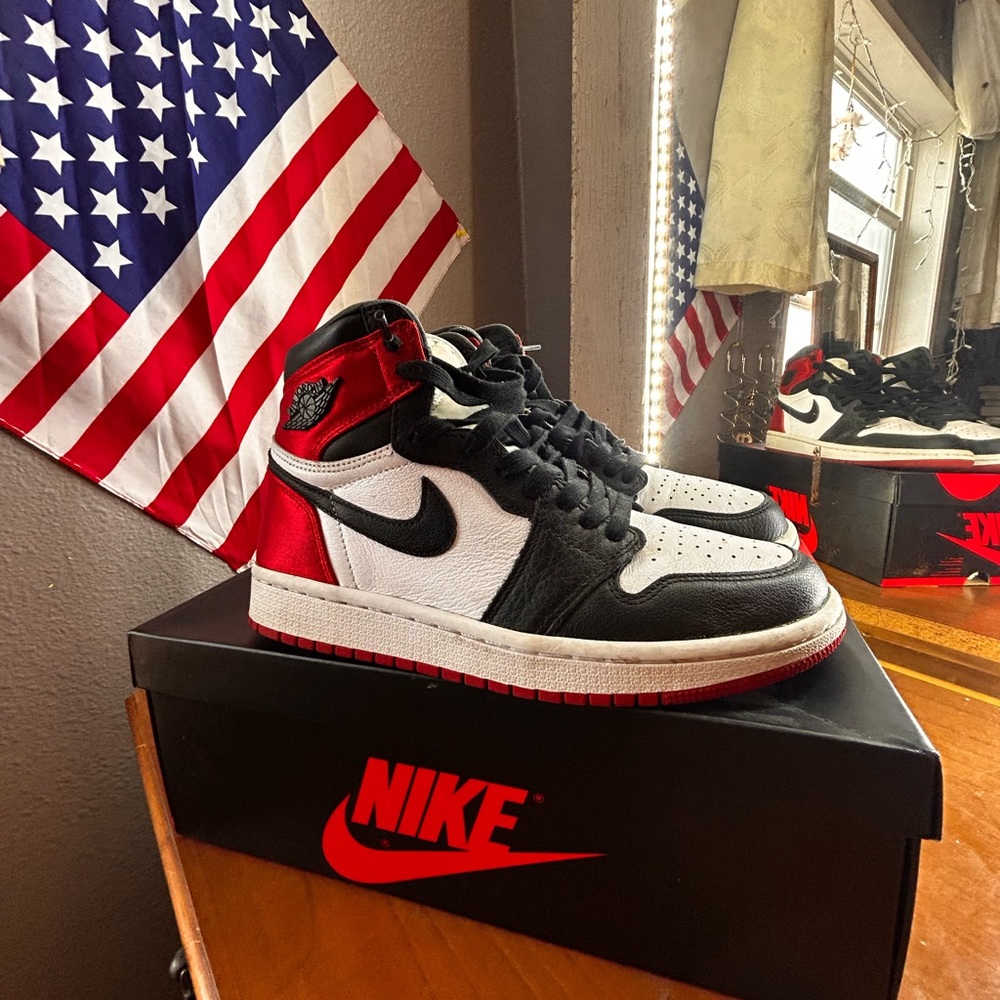 WMNS AIR JORDAN 1 HIGH OG size 7.5 black/black-white-varsity red